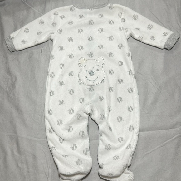 Disney - LIKE NEW - Winnie the Pooh Baby White and Gray super soft One Piece - Picture 5 of 5